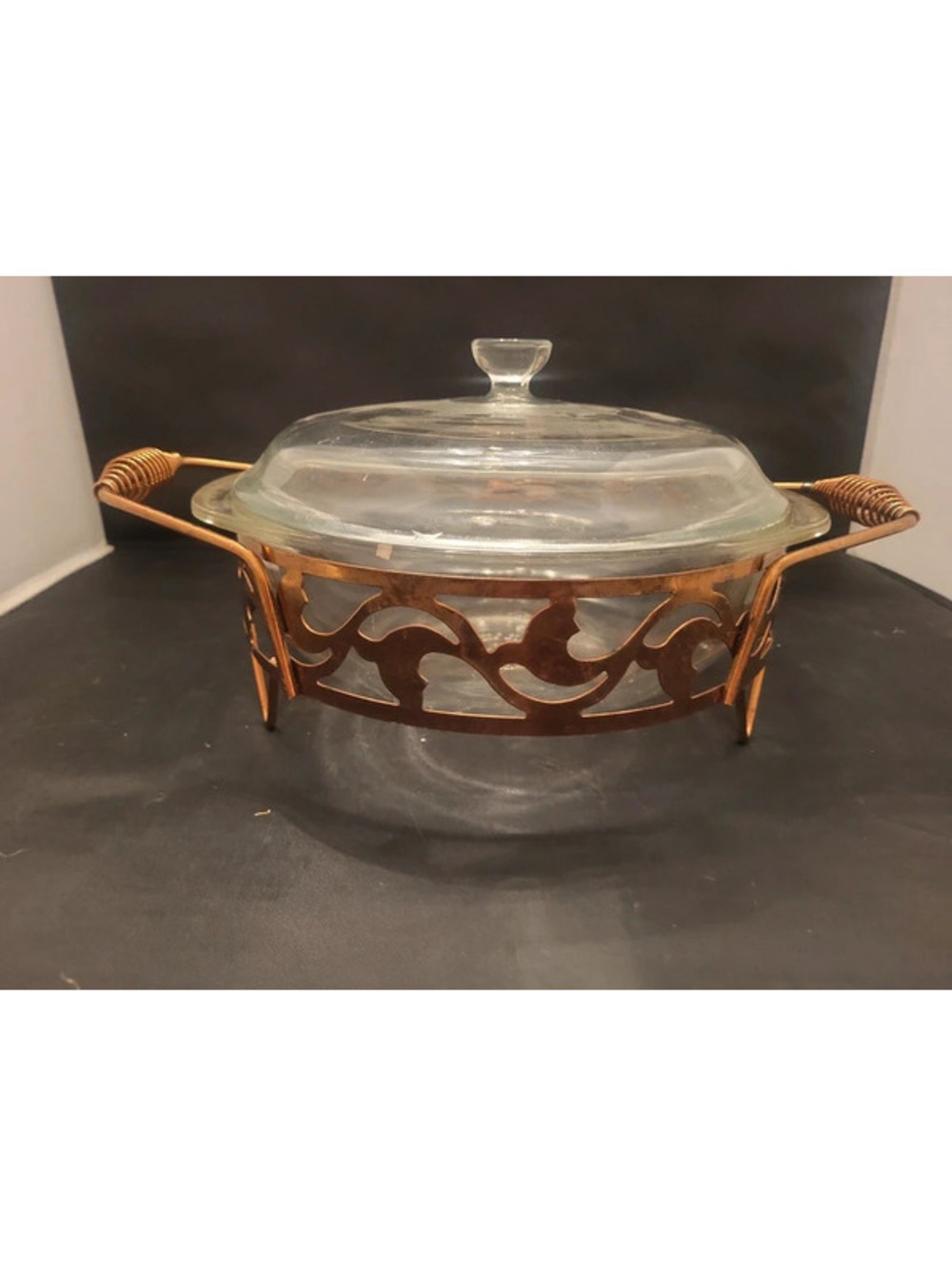 PYREX 024 2qt casserole dish w/lid brass stand
